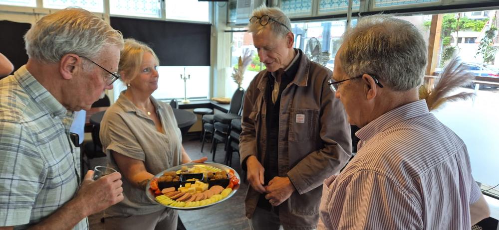 Vrijwilligers in het zonnetje tijdens gezellige borrel