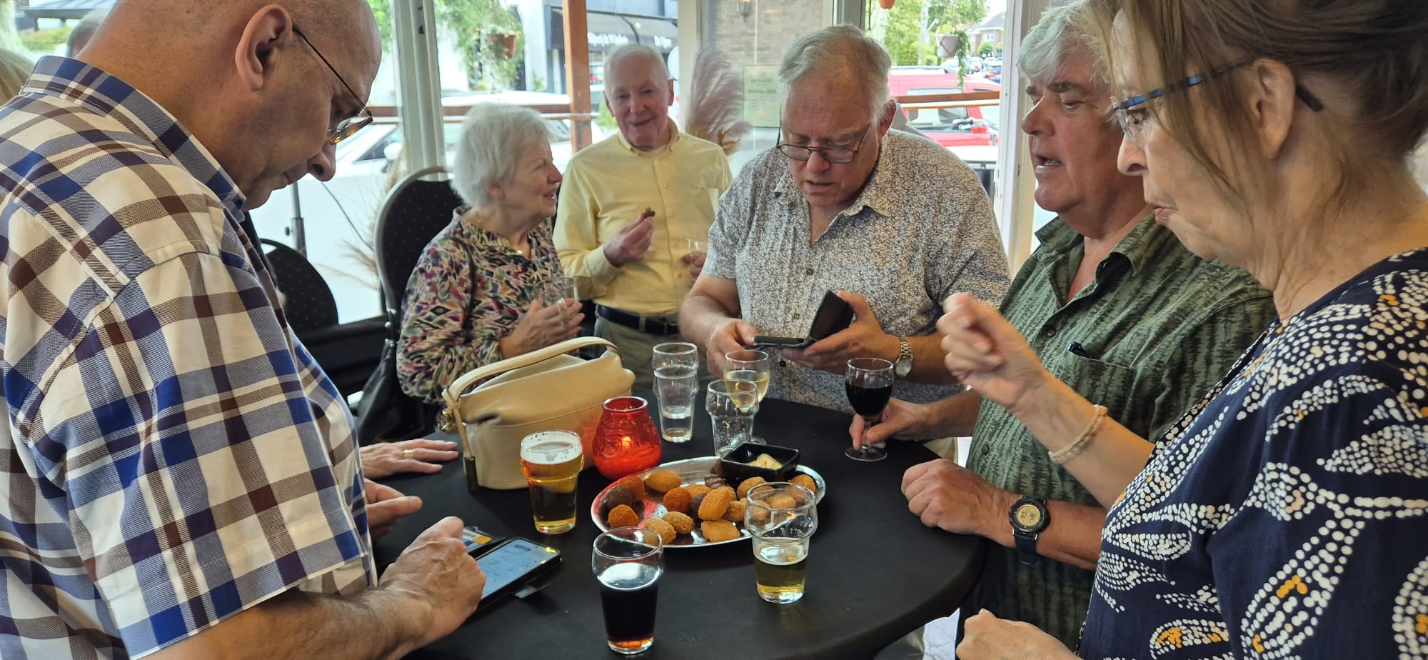 Vrijwilligers in het zonnetje tijdens gezellige borrel