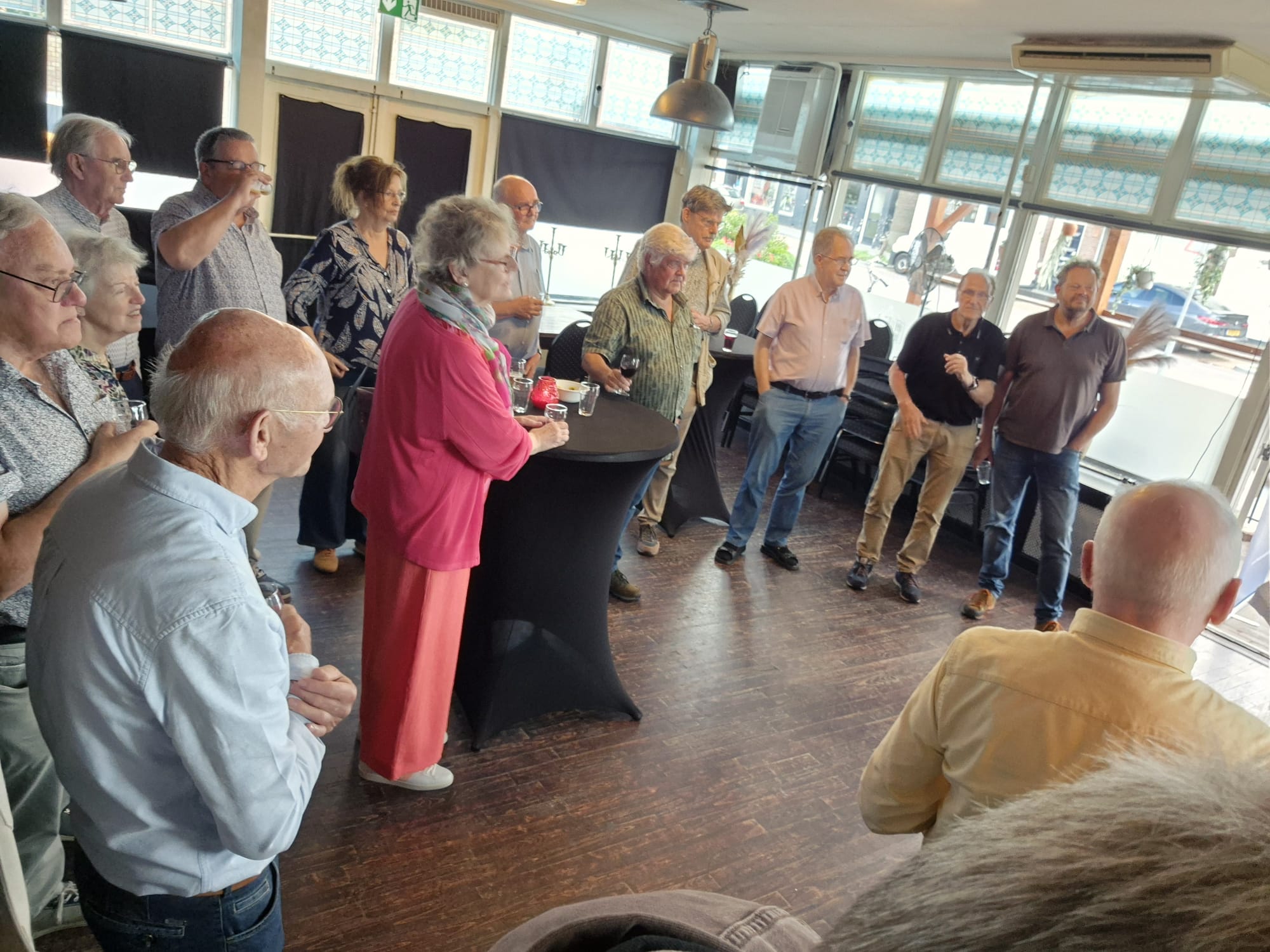 Vrijwilligers in het zonnetje tijdens gezellige borrel