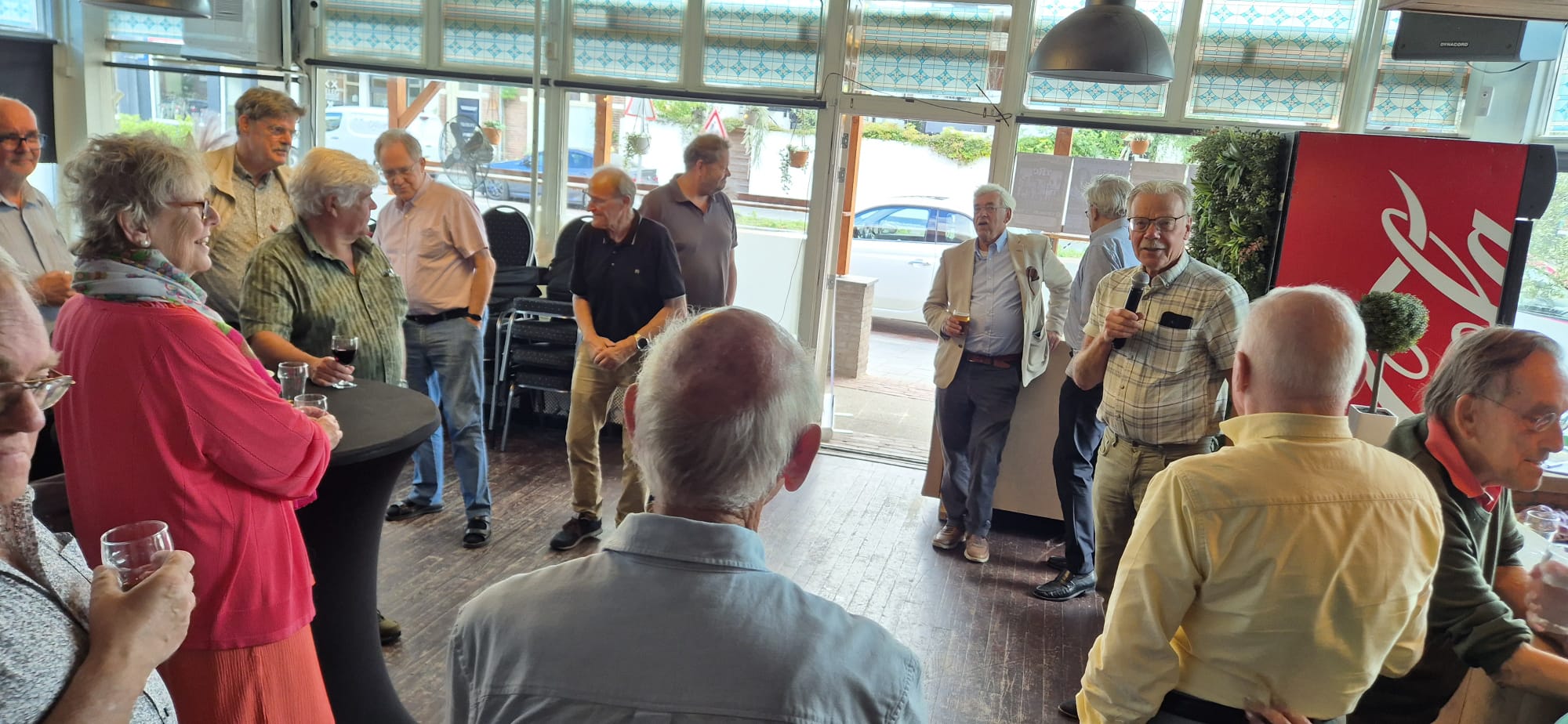 Vrijwilligers in het zonnetje tijdens gezellige borrel